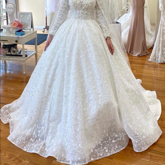 Beautiful wedding gown. - Picture 3 of 8